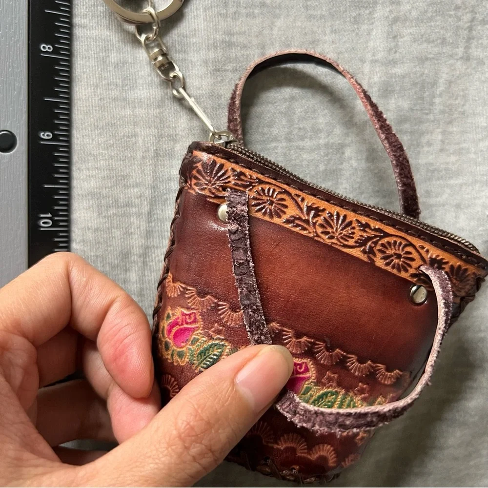 Vintage brown leather coin purse keichain with engraved flowers - Picture 4 of 5